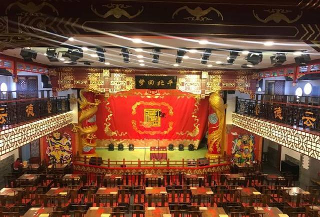 新街口德云社正式开业, 44岁郭德纲亲自揭匾, 一出场引起关注!