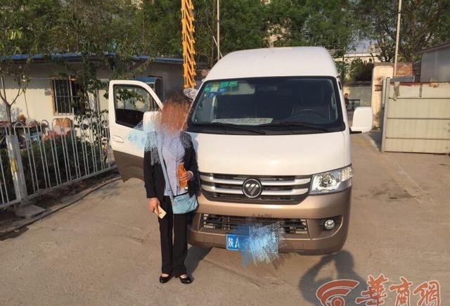 女司机穿高跟鞋开黑校车 超运88%挤满孩子