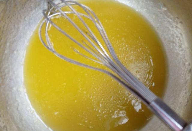 奶油蛋糕加一些可可粉, 整个蛋糕吃起来都像在