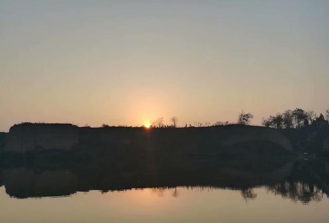 清河边上的钓鱼人