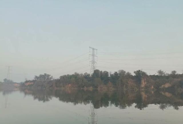 清河边上的钓鱼人