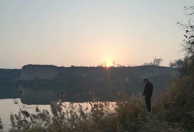 清河边上的钓鱼人