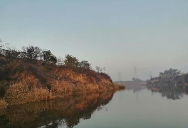 清河边上的钓鱼人