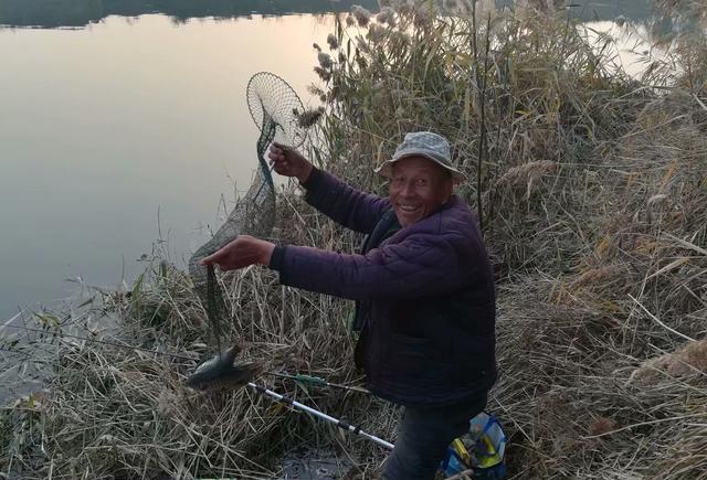 清河边上的钓鱼人