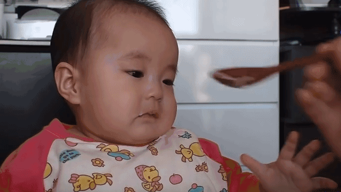 纯母乳也会引发积食,宝宝积食发烧,这些症状你