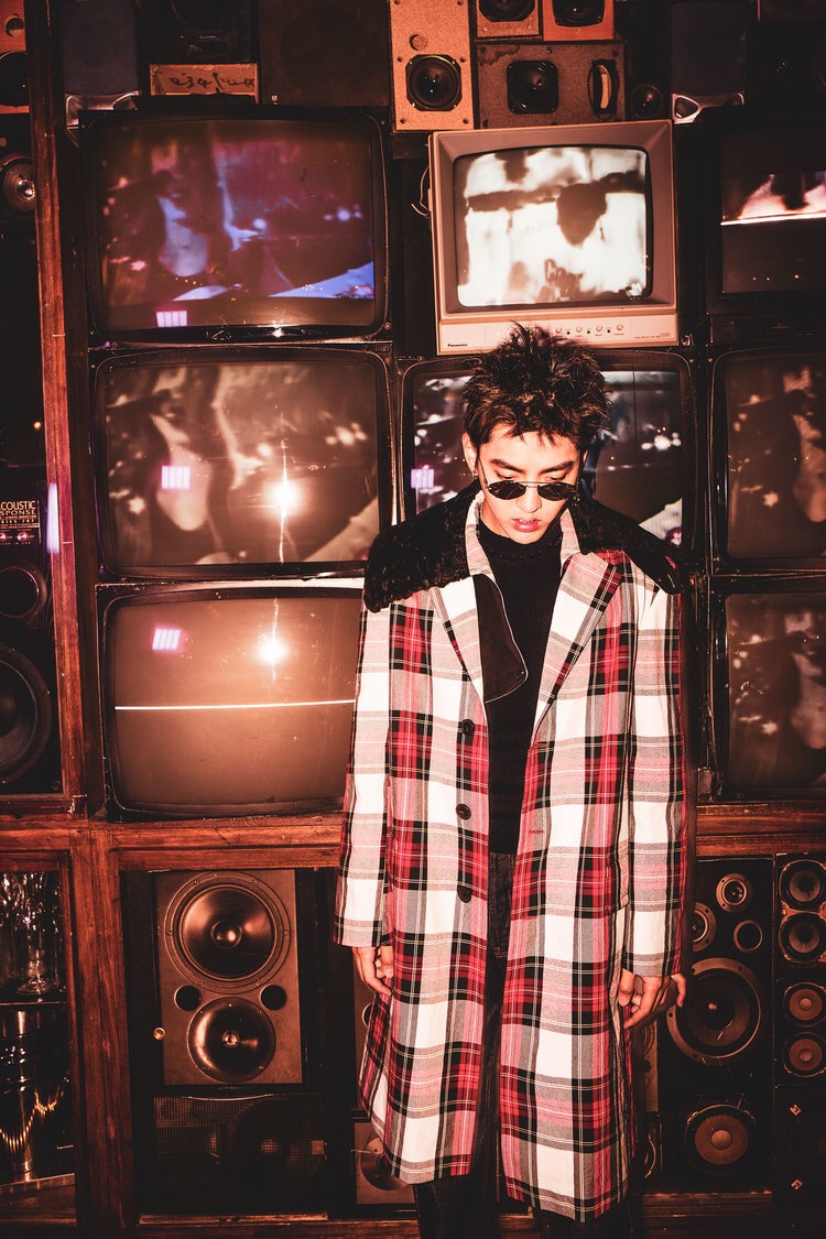 吴亦凡登美国《Flaunt Magazine》20周年刊，复古的风格非常吸睛