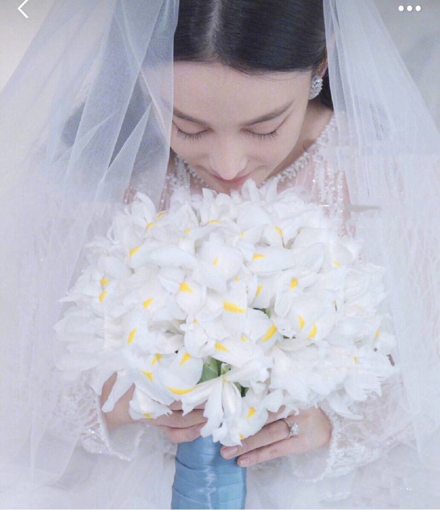 张馨予婚礼当天居然蹲在地上吃盒饭,她第三束