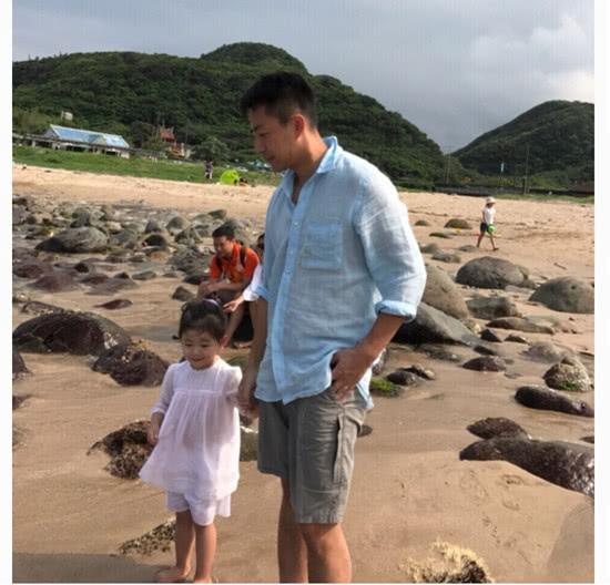 汪小菲带女儿去海边玩 穿白裙的小玥儿越来越像大s了