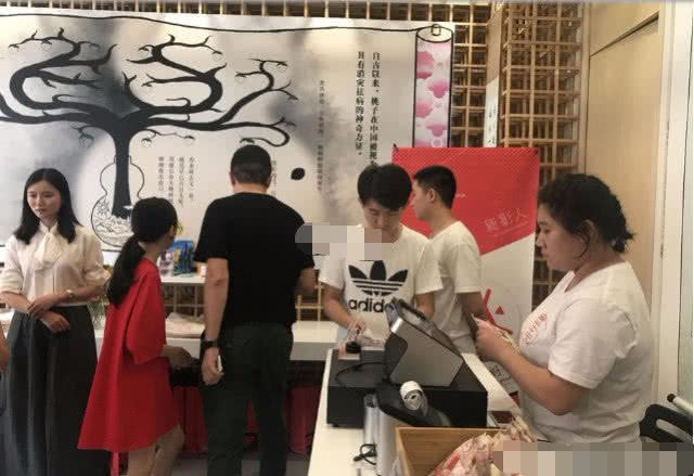 12岁李嫣同李亚鹏看展，红裙墨镜戴大耳环，个性和爱好全随王菲