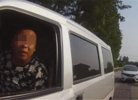 武汉一男子无证开五菱被抓，车主：因为是双胞胎，所以想蒙混过关