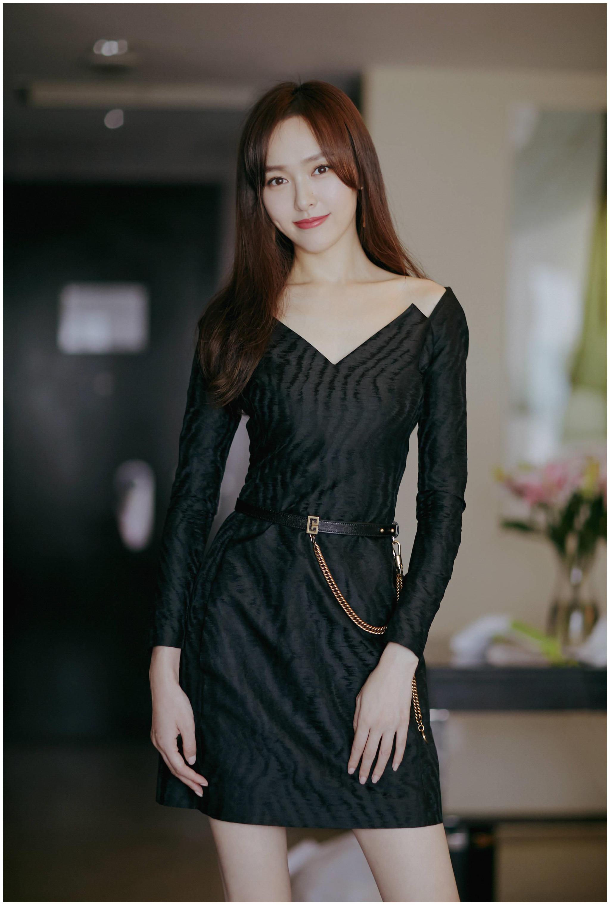 唐嫣新剧宣传美图，身穿一款黑色连身裙优雅迷人-搜狐大视野-搜狐新闻