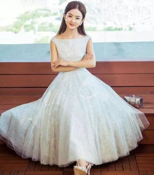 赵丽颖的膝盖那里的伤真的很显眼!穿衣很漂亮