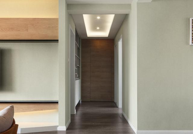 入户门正对着走廊底端的户型,隐形门的设计让空间更整洁有序.