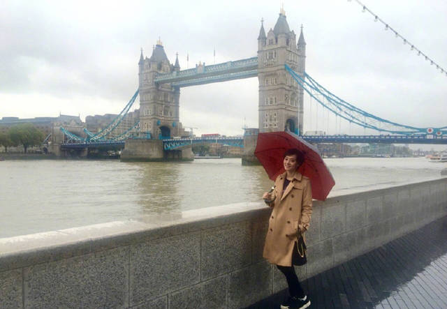 36岁辣妈孙俪,红衣配黑裤短发干练依旧,网友:美