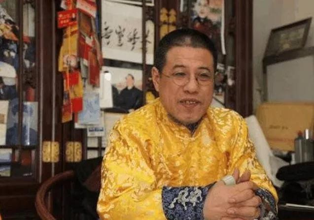满清皇室的后人去哪了？他是乾隆七世孙，天天穿龙袍