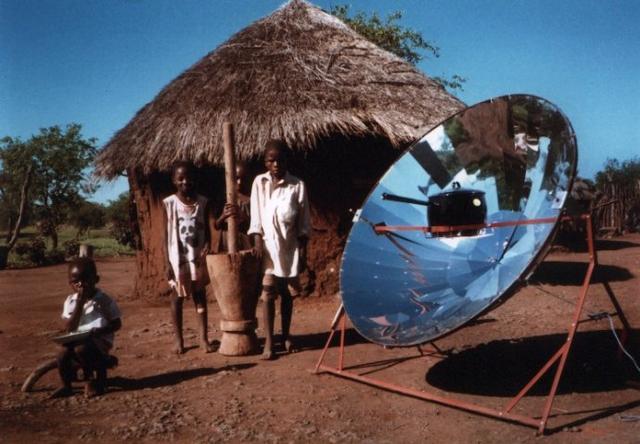 非洲人自己发明太阳能,当地人高兴坏了,不用捡柴了