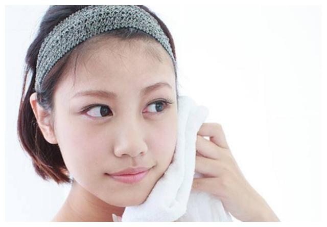 为啥刚洗完脸很白,擦霜化妆后却暗沉?女生必看