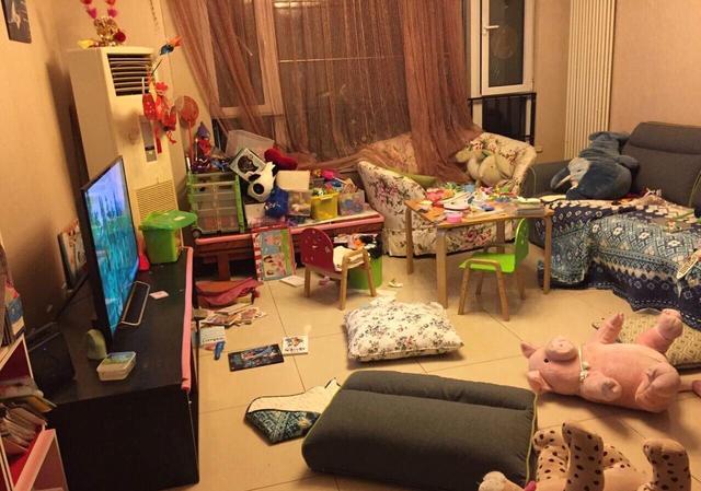 有了孩子之后,家里的客厅卫生间永远是这样的