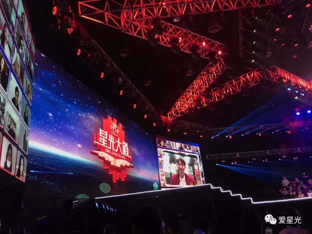 小尼 朱迅 紫檀 《星光大道》主持人集体送你一