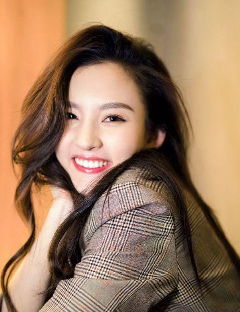 宋祖儿的英伦写真照曝光,格子西装皮短裤,樱桃小嘴秀美腿