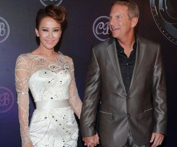 李玟59岁加拿大富豪老公近照，原来她每天面对的是这样的男人！