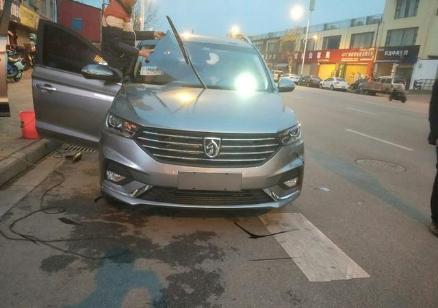 宝骏360爆改装效果图,宝骏360改装图片 街头偶遇宝骏360实车,颜值高品牌好,售5万堪称国产最亲民mpv