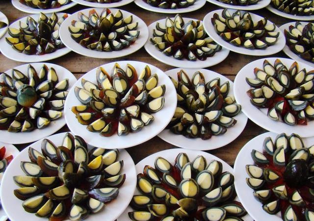 皮蛋怎么切才能不粘刀?饭店老师傅揭秘:一碗热