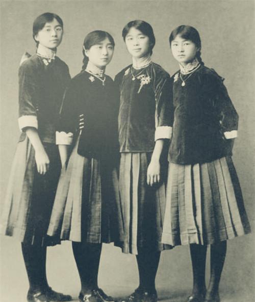 民国女性历史老照片:几个穿着校服女学生,可以看出她们家境都不错.
