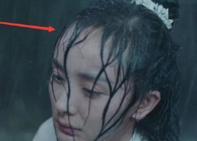 明星拍摄淋雨戏需要慎重,一不小心暴露自身缺陷!
