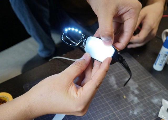 日本网友做了个LED眼镜，是柯南的感觉！