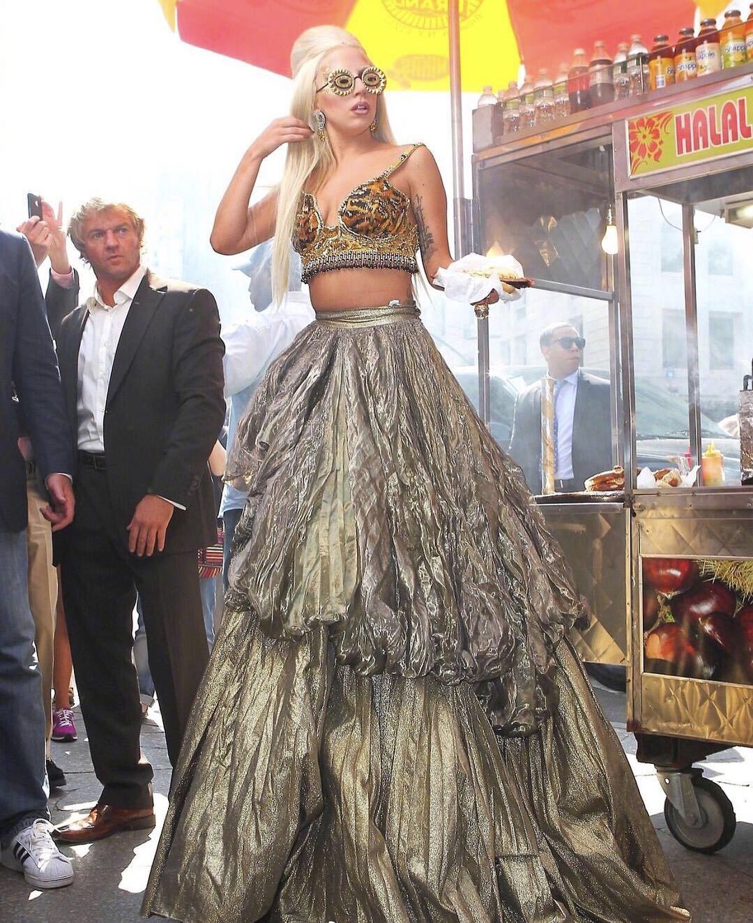 Ladygaga穿长裙买热狗不慎摔倒,网友 :脚上30