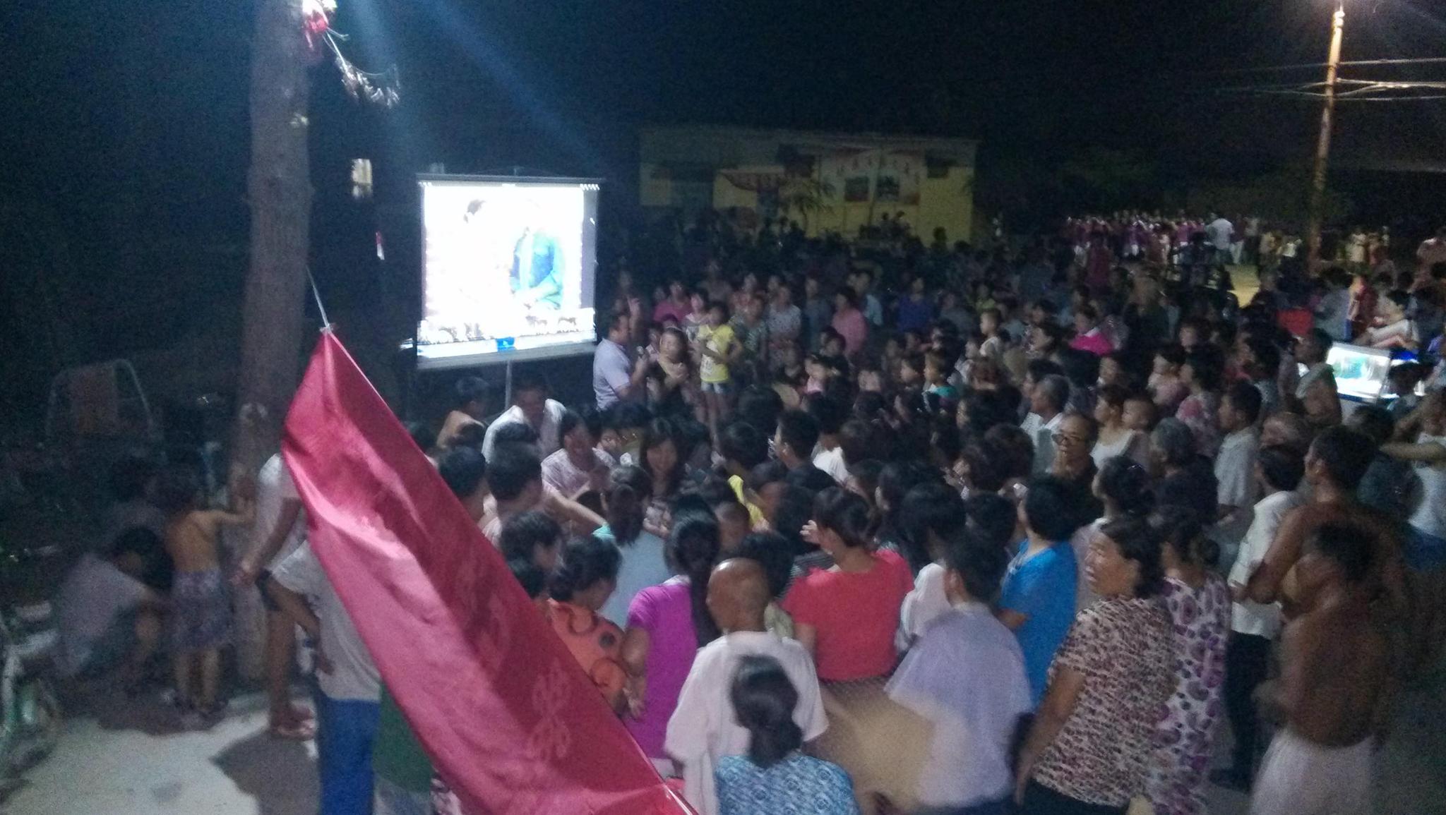 农村90年代看电影,画质真的很差,而我却用一辈子的时间去回味