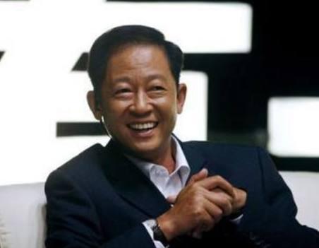 52岁王志文秃顶沧桑,小8岁娇妻成熟妩媚,收入