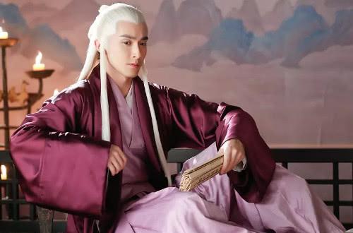 《三生三世》中凤九尚未飞升上仙，为什么四海八荒都不敢惹她