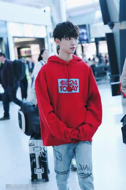 同样穿红色卫衣,18岁王俊凯和20岁的王鹤棣差