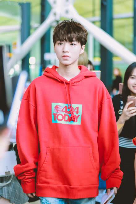 同样穿红色卫衣,18岁王俊凯和20岁的王鹤棣差