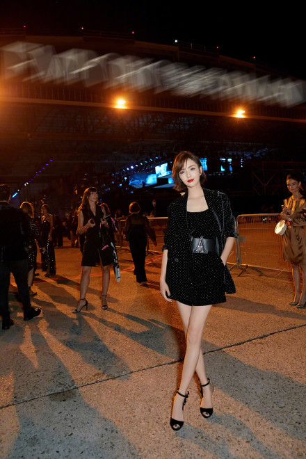 佟丽娅 受阿玛尼邀请亮相Emporio Armani 201