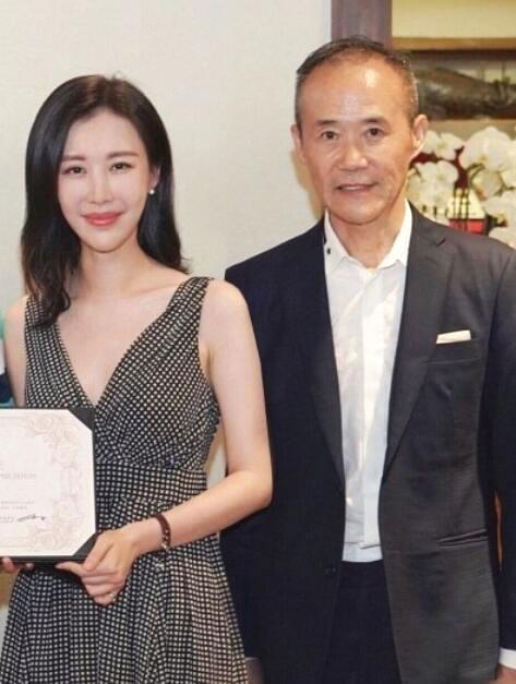 67岁王石与37岁老婆亲密合影照曝光牵手六年恩爱如初