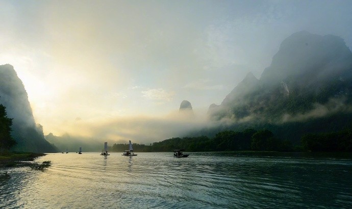 卷地风来忽吹散,望湖楼下水如天