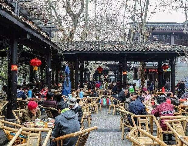中国一座慢节奏城市,不是喝茶就是打牌,来了
