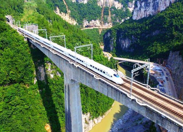 中国乃至世界施工难度最大的山区铁路, 历时7年, 动用