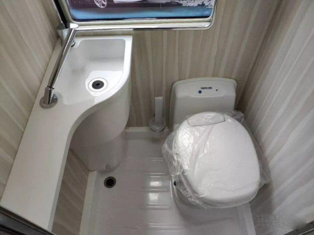 卫生间面积越小,越适合装日本一体式的,功能齐