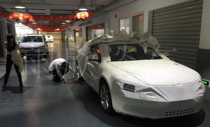 90后小伙花70万买辆库存大众辉腾, 提车现场女友举动成亮点