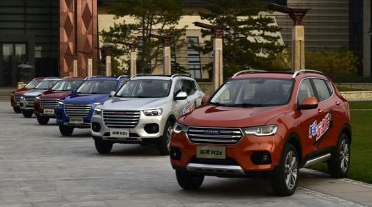 朋友8万买SUV，去4S店看三趟，对比4款畅销车，最后选它！