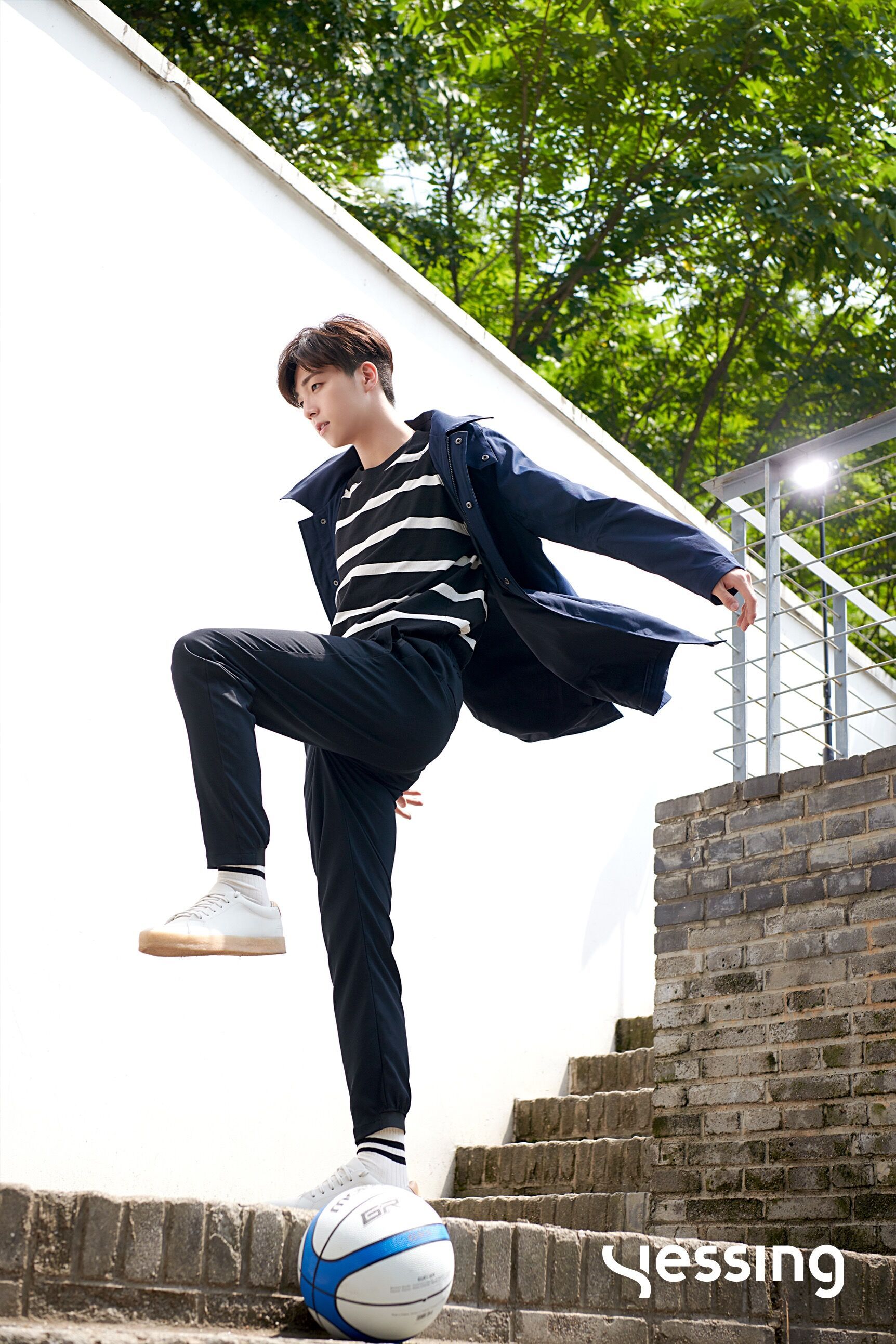 x Yessing 阳光开朗的运动男孩,打完篮球坐在操场边等你下课。
