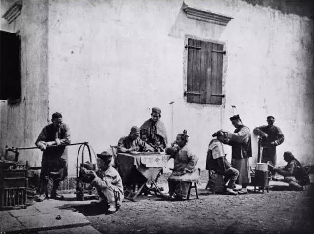 清朝真实老照片:八旗子弟遛鸟玩乐,妙龄女子深受裹小脚的毒害!