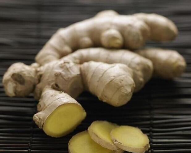 肚脐减肥法:每晚睡前在肚脐眼上敷点它,1月轻