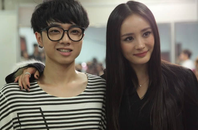 华晨宇杨幂节目公开互怼，如小孩子吵架，杨幂一句话引人遐想!