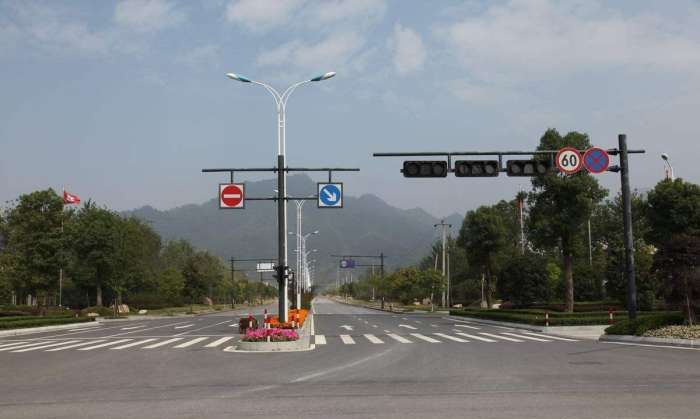 红灯可以右转，为啥会接到违章？交警：你对交通信号灯一无所知！