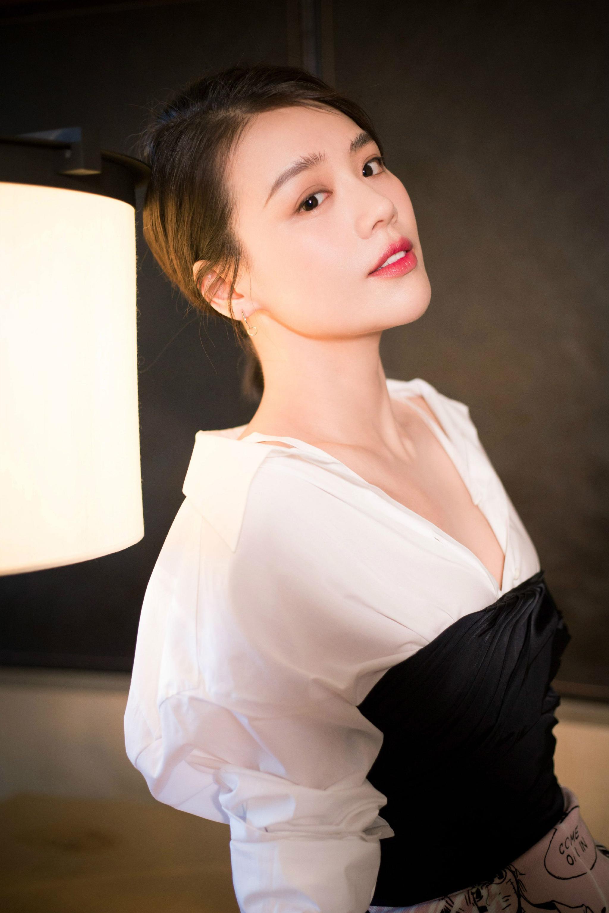 马思纯这样露招牌锁骨,性感撩人,骨架比较大的妹纸学起来